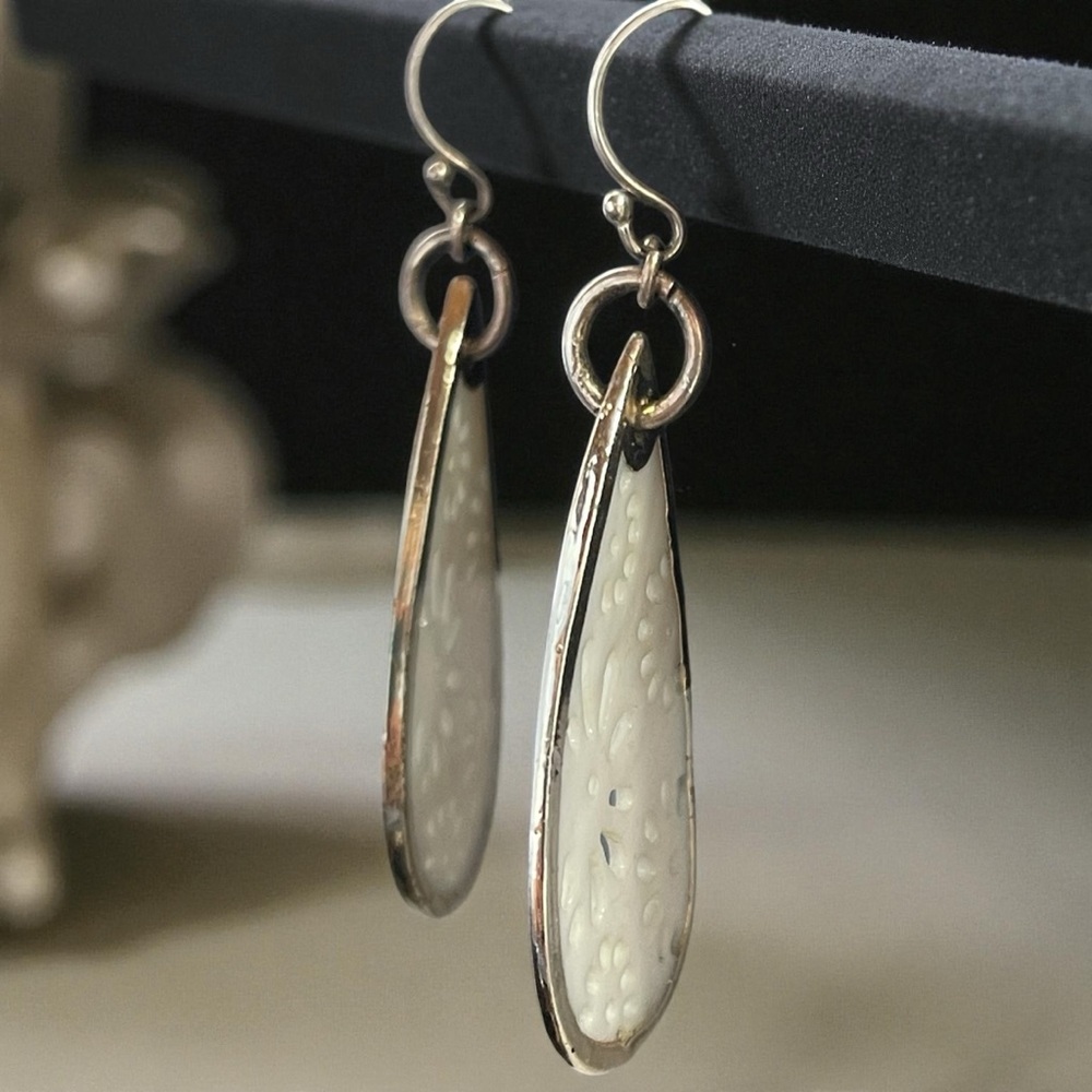 Signed 925 Silver and Carved Mother of Pearl Teardrop Earrings - Picture 3 of 5